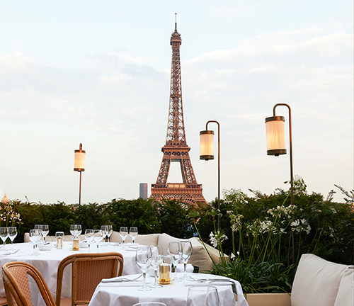 Restaurante diante da torre Eiffel