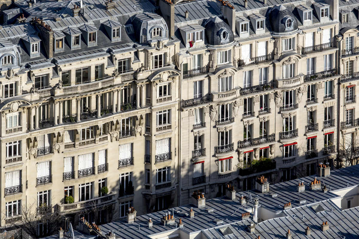 Fachadas de prédios haussmanianos em Paris. 