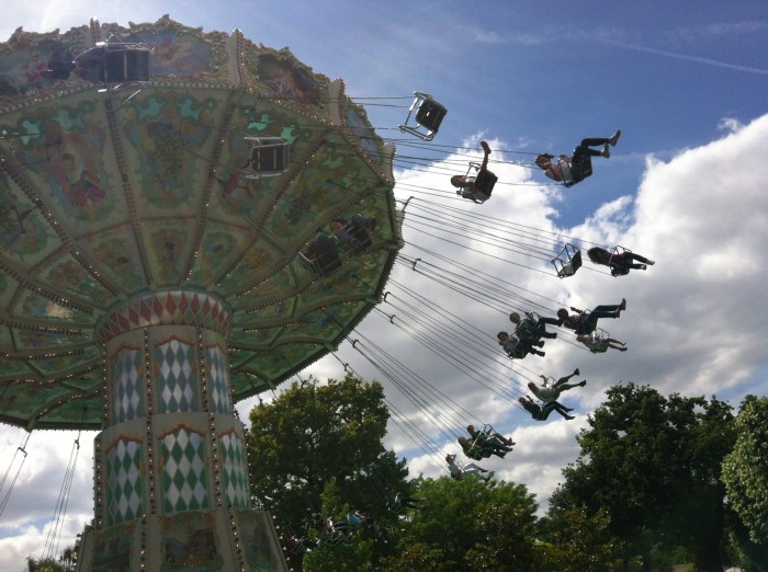 Brinquedos antigos no Jardin d'acclimatation em Paris