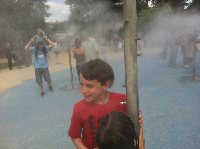 Nos dias quentes, as crianças se divertem com água vaporizada