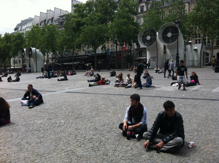 Turistas e artistas na esplanada do Beaubourg