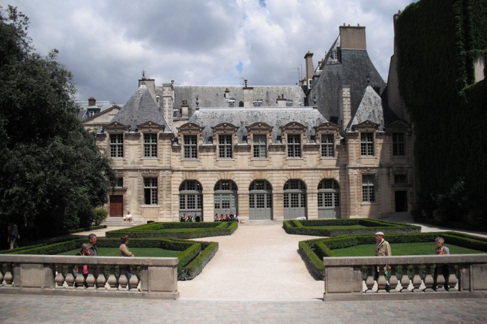 A Maison Victor Hugo e o Hotel de Sully, na Place des Vosges em Paris