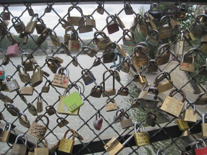 Cadeados presos às grades da Pont des Arts