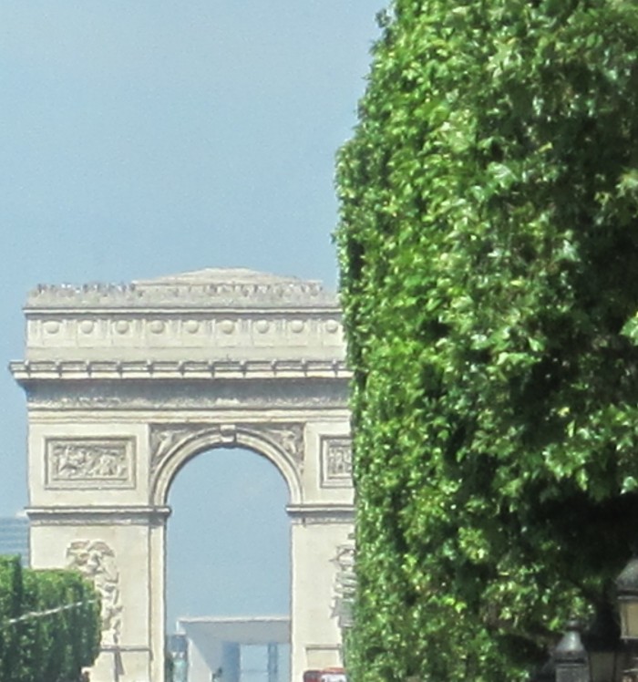 Arco do Triunfo, na Avenida Champs Elysées em Paris