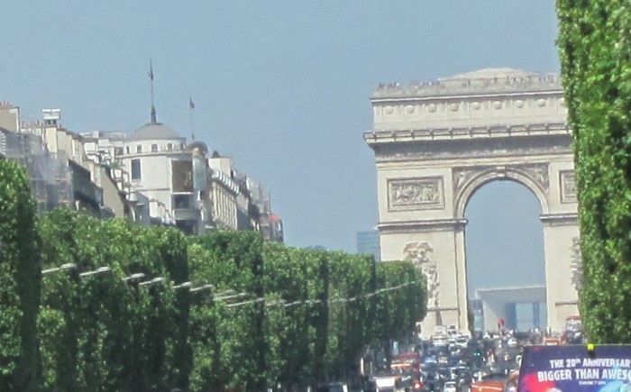 O Arco do Triunfo e a Avenida Champs Elysées