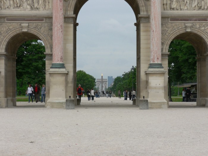 Vista do Arco do Triunfo a partir do Arco do Carroussel, no Louvre