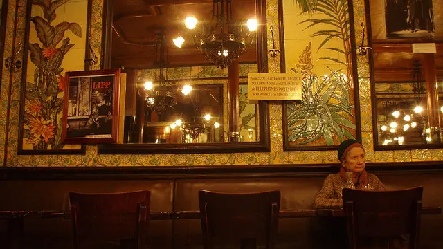 O interior da brasserie Lipp.