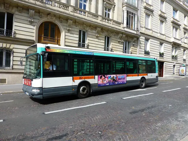 Fora dos horários de pico, os ônibus de Paris costumam estar vazios.