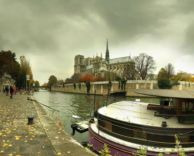 A catedral de Notre Dame, que fica na Île de la Cité, vista da margem esquerda do rio (rive gauche). 