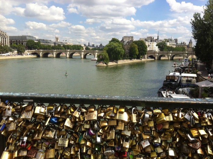 A Pont Neuf e o Square du Vert Galant, na Île de la Cité, vistos da Pont des Arts.