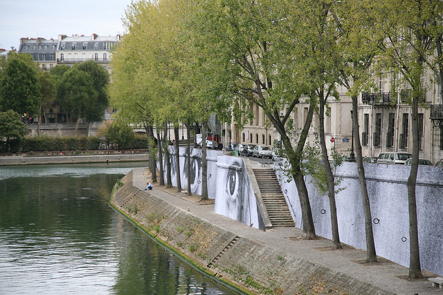 Ruas calmas e belas fachadas residenciais da Île Saint-Louis. 