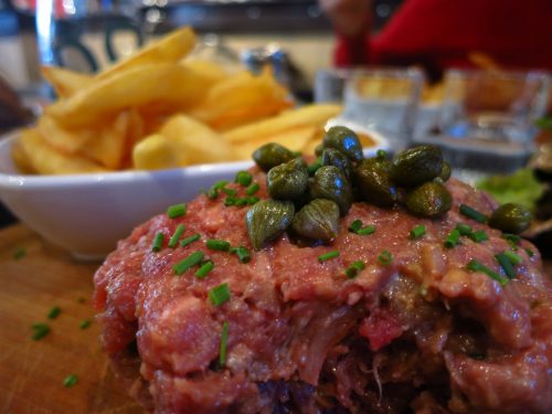 O clássico tartare de boi. Foto de Leon Brocard