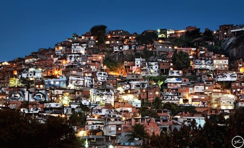 28_millimetres_-_women_are_heroes_action_dans_la_favela_morro_da_providencia_favela_de_nuit_rio_de_janeiro_bresil_2008_0