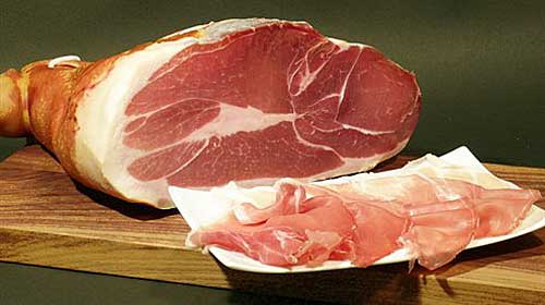 Amendoim com presunto ibérico espanhol e garfo de pau