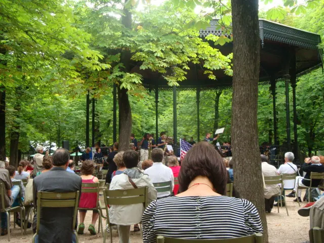 Concerto de música no coreto do Jardin de Luxembourg.