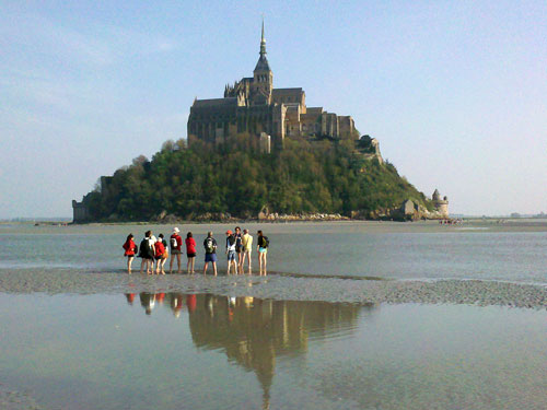 Guia mostra como funciona a areia movediça, que está por todo caminho –  Foto de Découverte de la Baie du Mont Saint Michel, Genets - Tripadvisor