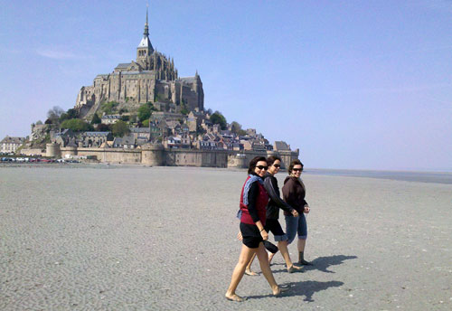 Guia mostra como funciona a areia movediça, que está por todo caminho –  Foto de Découverte de la Baie du Mont Saint Michel, Genets - Tripadvisor