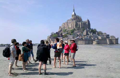 Guia mostra como funciona a areia movediça, que está por todo caminho –  Foto de Découverte de la Baie du Mont Saint Michel, Genets - Tripadvisor