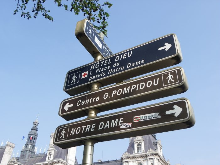 Placa com sinalização do hospital público Hotel Dieu, em Paris. 