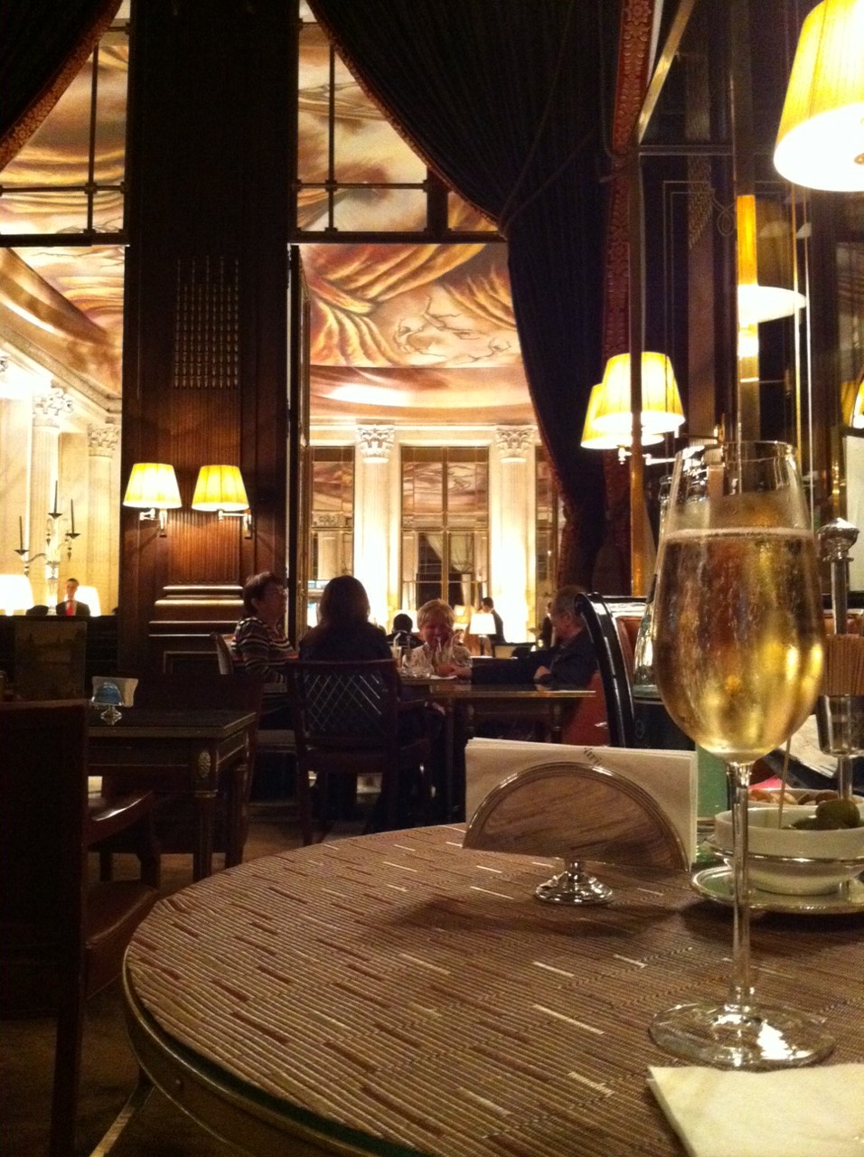 Bar do Hotel Le Meurice, em Paris