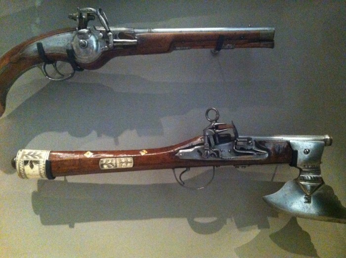 Armas expostas no Musée des Invalides, em Paris