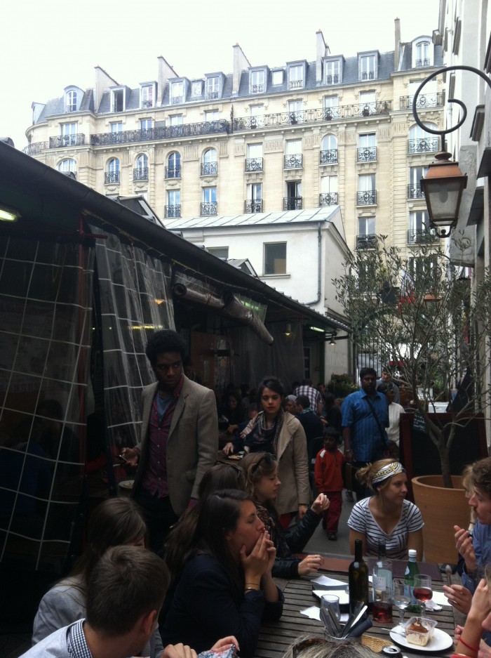 Mesas dos restaurantes dentro do Marché des Enfants Rouges