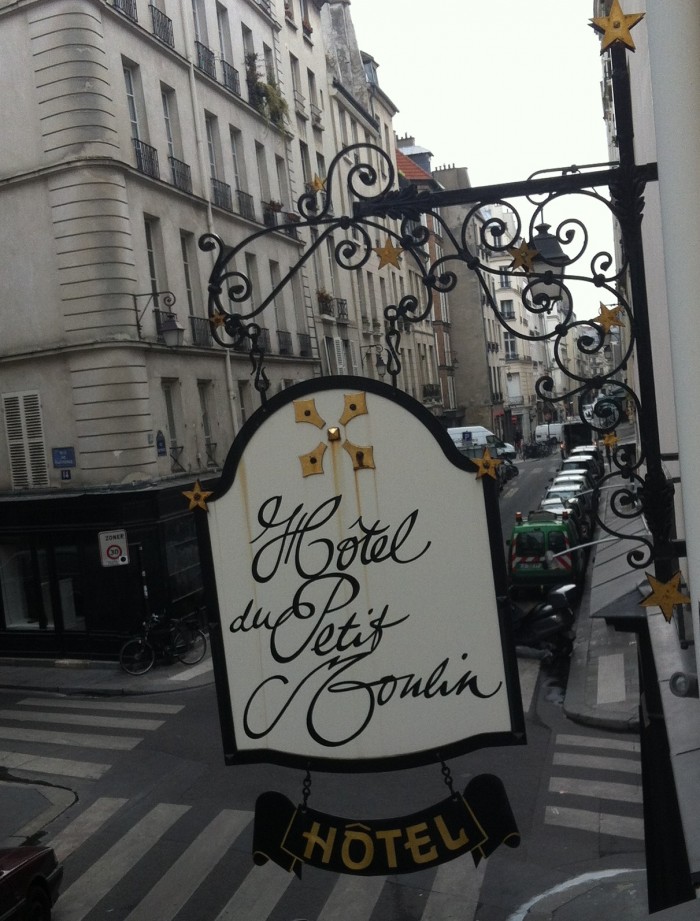 Placa do hotel du Petit Moulin, em Paris