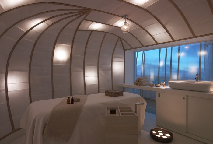 O interior da sala de massagem do spa Six Senses