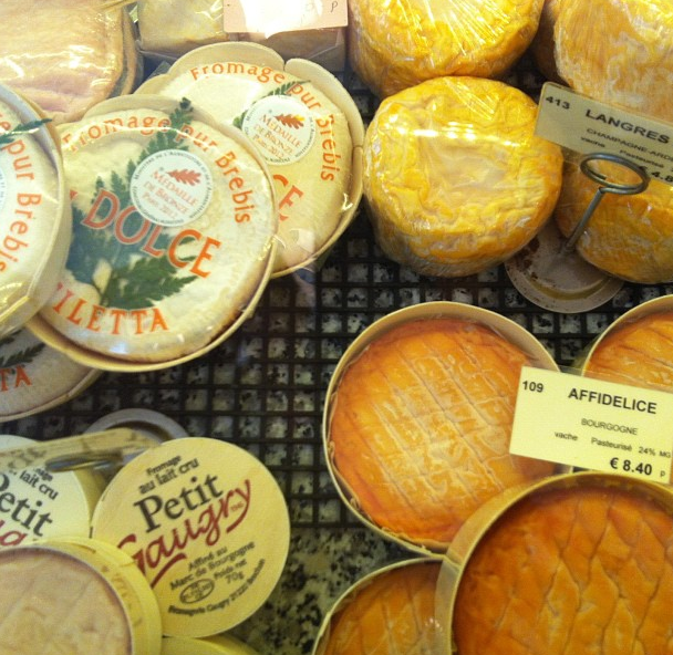 Queijos à venda em uma fromagerie