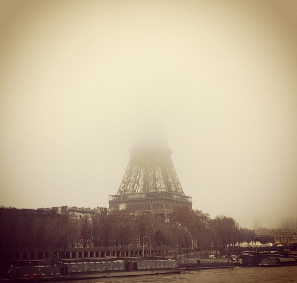 Torre-Eiffel escondida pela bruma