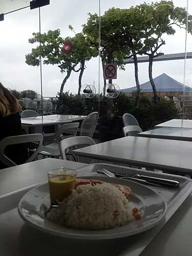 Salmão, arroz com amêndoas e molho curry