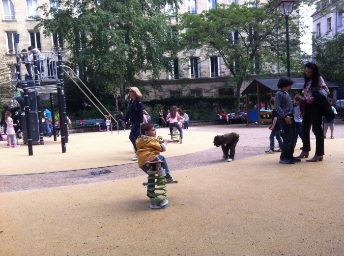 Pais e filhos, em parquinho no Marais