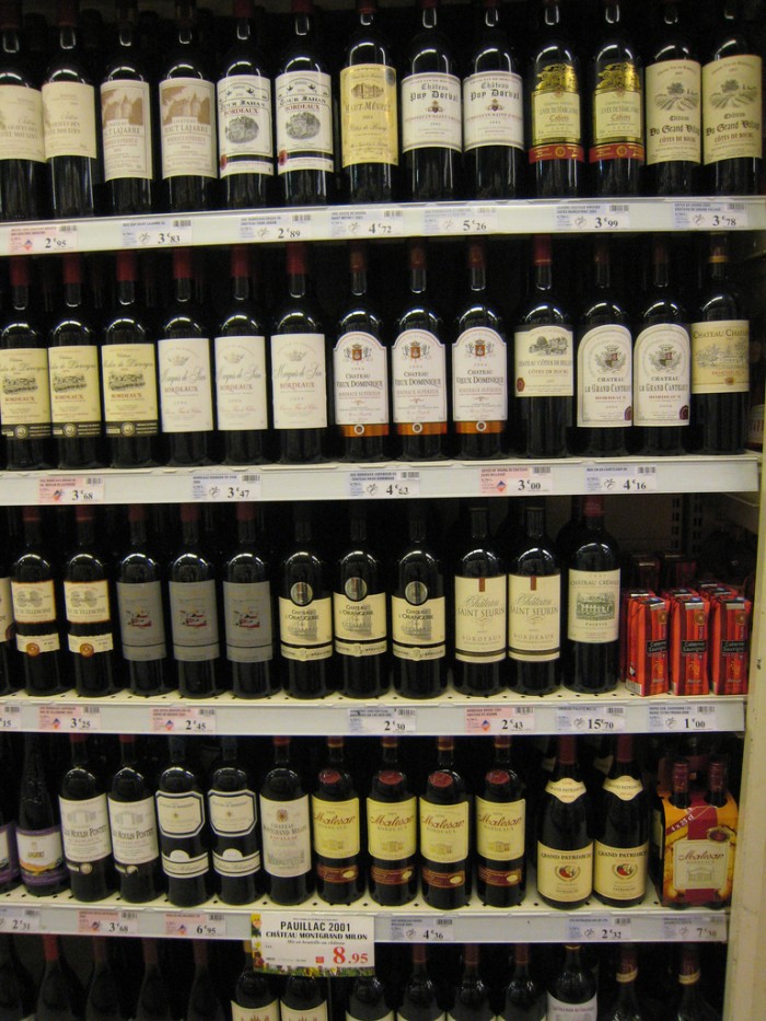 Gôndola de vinhos no supermercado em Paris.