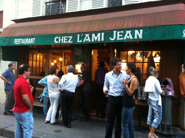 Sempre lotado, clientes aguardam suas mesas em frente ao restaurante