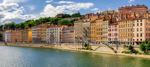 Prédios às margens do Rio Saône, em Lyon. Foto: Shutterstock