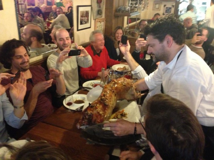 O chef Stephane Jego serve um cordeiro inteiro aos clientes. O clima do restaurante é sempre alegre e festivo.