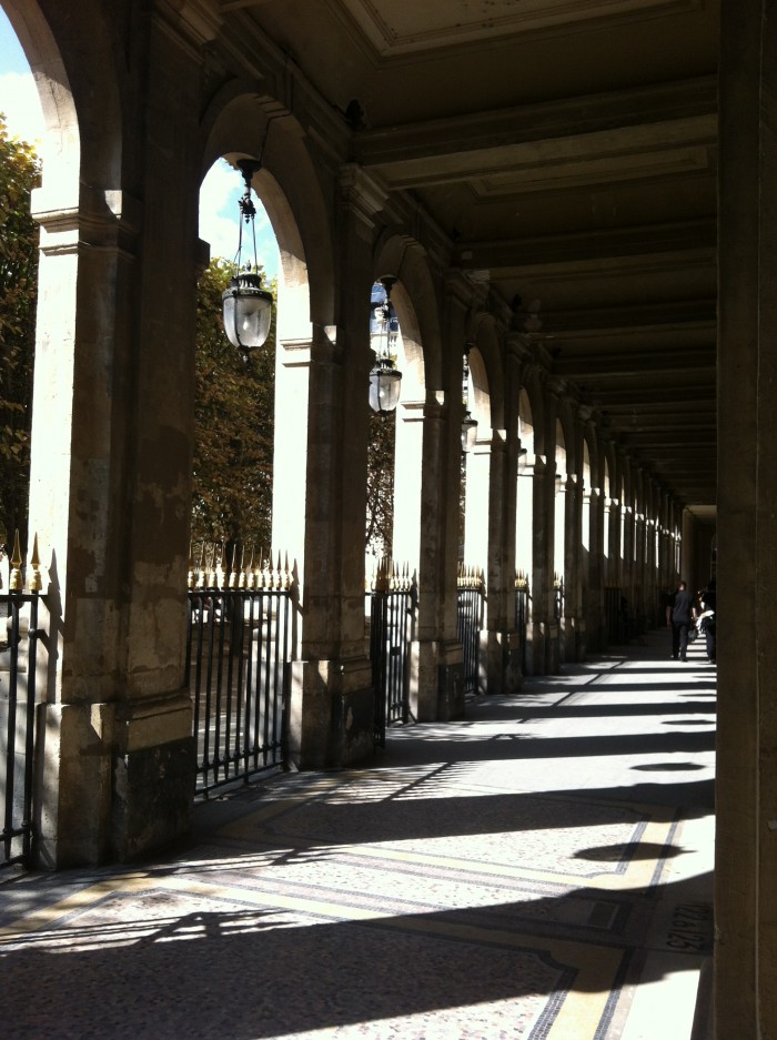 As galerias que circundam o jardim do Palais Royal