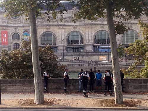 Policiais de patins e os batedores de iPhones das margens do Sena