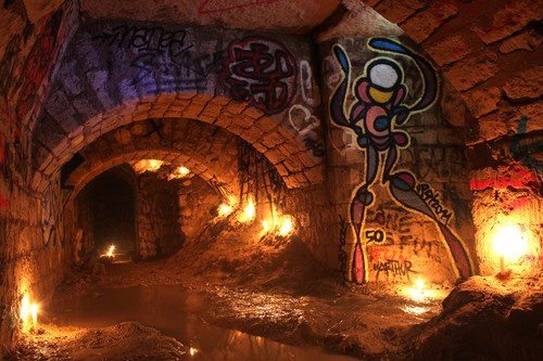 Galeria grafitada nos subterrâneos de Paris