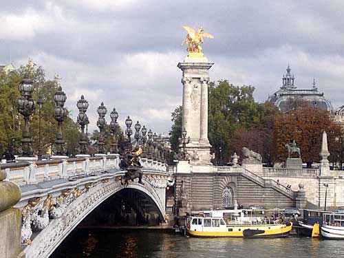 Ponte Alexandre III e no fundo, Grand Palais