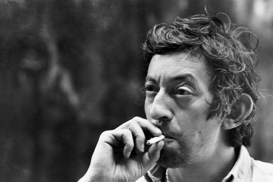Serge Gainsbourg e seu inseparável cigarro. Foto de Tony Frank