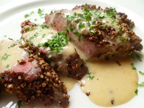 O famoso steak au poivre. Créditos: diplomatickitchen.com