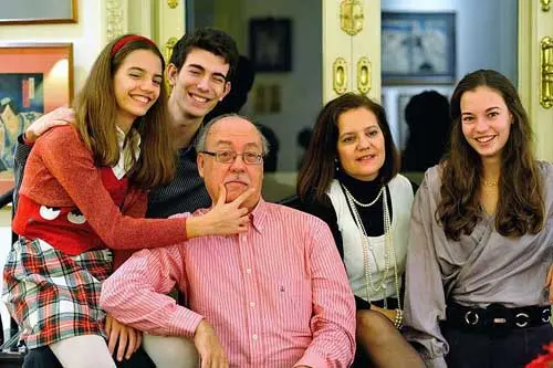 A equipe do Olá Barcelona: o casal e seus filhos