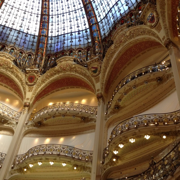 O interior da Galeries Lafayette: cúpula Art-Nouveau é classificada monumento histórico francês