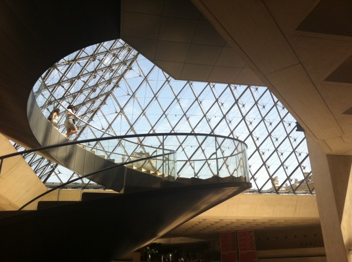 A grande pirâmide do Louvre, vista do interior