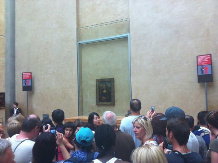 Multidão em torno da Mona Lisa. Com a visita guiada, entendemos a real importância desta tela, que é a mais famosa obra-prima do Museu.