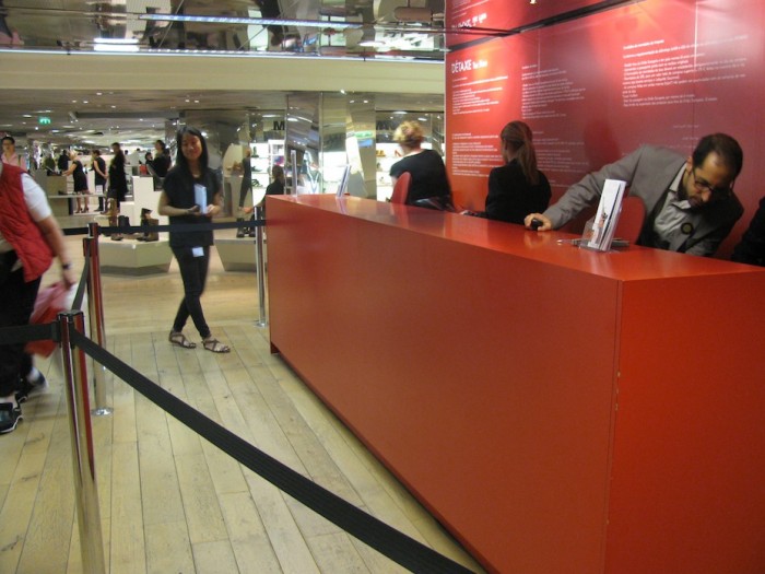 Espaço de détaxe da Galeries Lafayette, com atendentes que falam português.