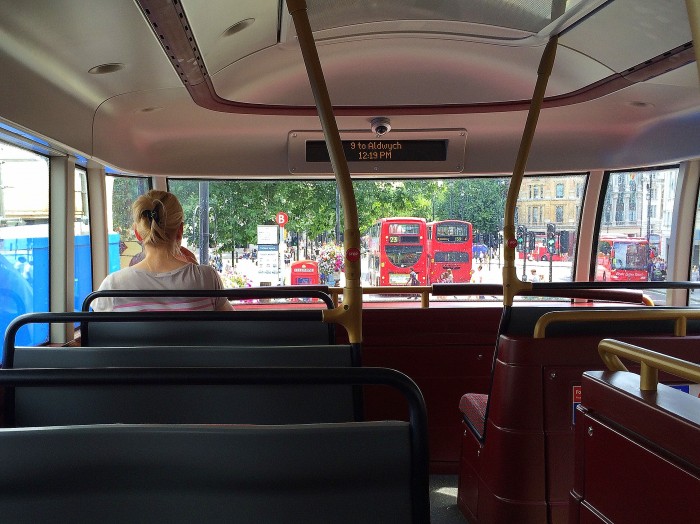 Foto feita pela Eneida no segundo andar dos típicos ônibus londrinos.