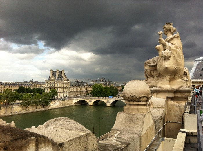 Vista do museu do Louvre a partir do terraço do Museu d'Orsay