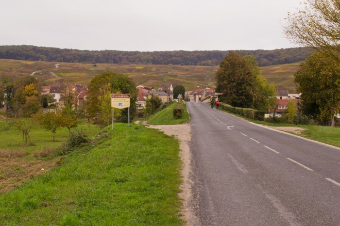 Estrada compartilhada entre carros e bicicletas no trajeto entre Dormans e Reims